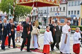 Kreuz, mit blumen und kerzen reichen aus, um statio bei der fronleichnamsprozession halten zu können. 4y0 Np7yf3revm
