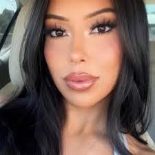 Elizabeth Reyes's Instagram, Twitter & Facebook