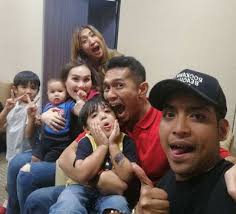 Bahasa melayu m e i 7 jalan puncak alam: Fahrin Ahmad Teruja Sambut Aidilfitri Bersama Isteri Dan Anak Sulung Viral Glamour