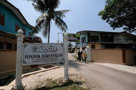 Di suatu hari sabtu, sepulang sekolah kami menginap ke rumah vera di pondok indah. Pabila Penaku Menari Pondok Darussalam Legasi Istitusi Pondok Terengganu