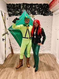 Cosplay] Poison Ivy and Kite Man Halloween Costumes. Worth the month long  effort to create. : r/DCcomics