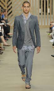 Des hommes avec du ventre; 1001 Idees Et Inspirations Pour Porter Le Pantalon Lin Homme