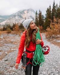 Wander Outfit Viele Tipps Und Passende Looks Fur Jede Saison In 2020 Trekking Outfit Women Outdoor Outfit Winter Travel Outfit