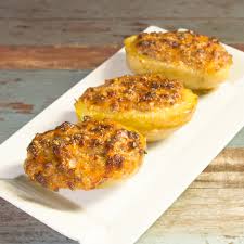 Una volta che le patate ripiene al cartoccio saranno cotte, rimuovete gli stuzzicadenti che facevano da supporto, e versate sulla montagna di formaggio fuso la mousse di salsa barbecue e panna. Patate Ripiene Al Forno Casa Pappagallo
