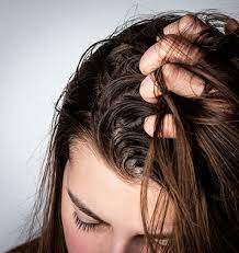 Sappiamo che le cause della produzione eccessiva di sebo vanno ricercate principalmente all'interno dell'organismo e dipendono dalla predisposizione genetica; . Oily Hair Crlab