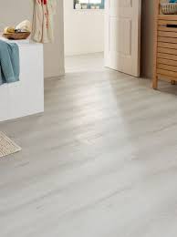Ces Lames En Pvc Decor Bois Blanchi Sont Une Belle Alternative Au Carrelage Dans La Salle De Bains Pvc Salle De Bain Idee Deco Chambre Parentale Parquet Pvc