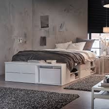 A Small And Perfectly Balanced Bedroom In 2020 Bettgestell Wohnung Schlafzimmer Schubladen
