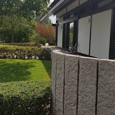 Mit Palisaden Aus Granit Verleiht Man Einem Garten Das Gewisse Etwas Ob Als Randstein Oder Als Stele Verleg In 2020 Garten Landschaftsbau Landschaftsbau Garten Design
