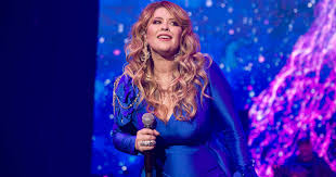 Linda alaposan meglepte rajongóit a terhespocakos fotóval, hiszen a popsztárnak köztudottan egy ideje nincsen komoly kapcsolata. Kiraly Linda Ujra Belevagott Az Edzesbe Heol