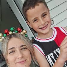 Leanna Bell's Instagram, Twitter & Facebook