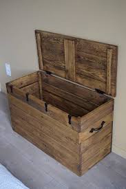 Diese Antik Look Truhe Aus Recyceltem Holz Ware Diese Antik Look Truhe Aus Recyceltem Holz Ware Eine Grossartige Erg Holzpaletten Mobel Mobel Holz Diy Holz