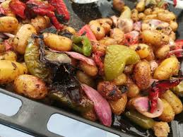 Réalisée avec de l'épaule d'agneau enduite de beurre et grillée au four, des légumes (navets, courgettes, oignons, tomates.) cuits dans un bouillon finement épicé et de la graine. Mechoui De Mouton Farci A La Semoule Et Ses Petits Legumes Notre Amour De Cuisine