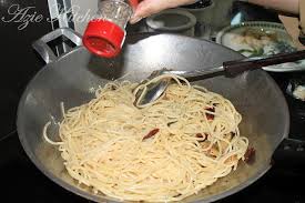 Kamu hanya butuh bawang putih dan minyak zaitun untuk menghasilkan spaghetti aglio e olio. Seafood Spaghetti Aglio E Olio Azie Kitchen