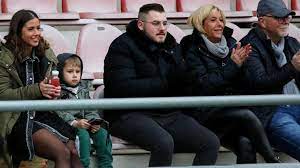 Julian und sarah tragen also weder den namen büscher noch den namen lombardi, sondern haben sich. Sarah Lombardi Feuert Freund Julian Buscher Im Stadion An