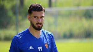 İsviçre'nin zürih kentinden kalkan uçakla saat 23.10'da i̇stanbul havalimanı'na ulaşan ademi'yi fenerbahçe kulübü i̇dari menajer yardımcısı emir yolaç karşıladı. Kemal Ademi Fenerbahce De