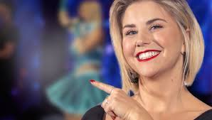 Ihre fotos im netz sind einfach herrlich natürlich. Beatrice Egli Ungeschminkt Im Knappen Latzkleid So Sieht Man Sie Sonst Nie Bunte De