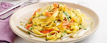 Tagliatelles Au Saumon Fume Chicon Et Creme A L Oseille Pastagerechten Gegratineerde Aardappelen Voedsel Ideeen