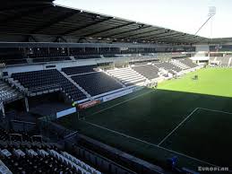 Het stadion biedt in totaal 12.080 plaatsen voor supporters, en heeft 20 skyboxen met in totaal 300 stoelen. Erve Asito Stadion In Almelo Ossenkoppelerhoek
