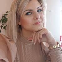 Lisa Lenz's Instagram, Twitter & Facebook