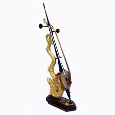 Alat musik sulawesi selatan ini dimainkan dengan cara digesek sama seperti alat musik gesek pada umumnnya, namun untuk memainkan alat musik ini diperlukan keterampilan khusus agar nada yang dihasilkan terdengar indah. Alat Musik Tradisional Rebab