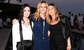 Though they don't get to. Julia Roberts Jennifer Aniston And Courteney Cox Were Last Weekend S Most Unexpected Friends Reunion Vanity Fair