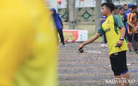 Kejuaraan dunia pétanque adalah kompetisi internasional dan berlangsung setiap dua tahun, sedangkan turnamen pétanque individu utama berlangsung setiap tahun di marseille, dengan lebih dari 10.000 peserta dan lebih dari 150.000 penonton. Popularitas Petanque Masih Mengandalkan Minat Mahasiswa