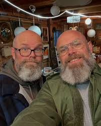 Nu är det inte många timmar kvar innan man står där och fryser i butiken  igen! Fast roligt är det förstås! Kul och få träffa alla som kan komma! Och  när ni