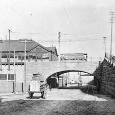 Le Viaduc De La Rue Notre Dame Au Dessus De La Rue Berri Avec Un Tramway De Passage Vers 1905 La Gare Dalhousie N A Que 20 Et N Est Deja