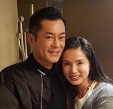 某人在开车经过街区时被突然从天而降的碎玻璃砸中，当场毙命。 警察及时赶到，将此案定为意外。 而实际上，意外乃是犯罪团伙联手制造的假象。 团伙的首领大脑（古天乐 饰），跟女人（叶璇 饰）、胖子（林雪 饰）以及嗑药老头（冯淬帆 饰），经常联手搞意外杀人。 他们采取的手段多为利用. å¤å¤©ä¹æŽè‹¥å½¤åˆå½±å¤å¤©ä¹è€å©†æ˜¯è°æœ‰å­©å­å— æœ‰å›¾æœ‰çœŸç›¸