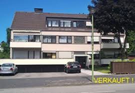 Auch wenn man für eigentumswohnungen keine miete zahlen muss, so gibt es doch eine reihe von kosten, die der eigentümer jeden gibt es im haus eine tiefgarage, dann muss man den stellplatz oder vielleicht auch einen parkplatz auf dem grundstück bezahlen. Haus Kaufen Wz Immobilien