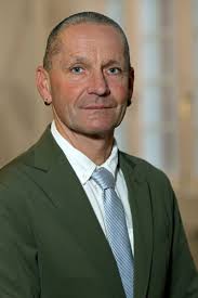 Ansprechpartner:innen