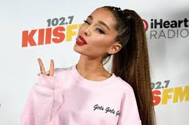 Ariana grande showed off her naturally curly hair in a new photo shared on social media on monday. Ariana Grande Now Has Short Hair And Obviously People Are Freaking Out