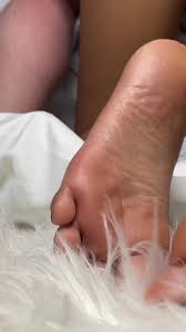 黒檀の熟女が白い靴下を脱ぎ、犯され、彼女の足で射精