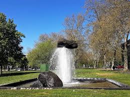 der brunnen am musiktheater in gelsenkirchen wurde 1987 von takashi naraha erschaffen dieser springbrunnen heisst die kraft brunnen springbrunnen gelsenkirchen