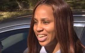 Kavallerist stoppar par för att ge bot men ändrar sig när han hör att de är  på väg till en begravning