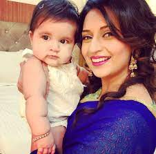 Divyanka tripathi is still in the throes of happiness of her winning an award and now this pic with a small baby is indeed cute hai. Divyanka Tripathi Meeting Karanvir Bohra S Little Girls Is Sure To Warm The Cockles Of Your Heart Pinkvilla