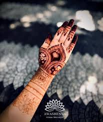 Motif henna yang cantik akan membuat seseorang tampak lebih anggun di hari bahagianya. Stunning Lotus Motif Mehendi Designs For Weddings
