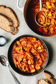 Die Deftigste Vegane Gulaschsuppe Eat This Vegane Rezepte Foodblog Rezept In 2020 Gulaschsuppe Lebensmittel Essen Rezeptideen