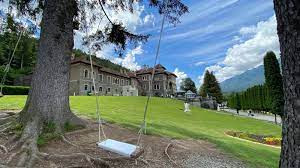 The cantacuzino castle is situated on zamora street in bușteni, romania. È™tim CÄƒ LeagÄƒnul Din GrÄƒdinÄƒ Castelul Cantacuzino Facebook