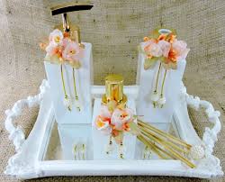 Acompanha Bandeja Lindo Kit Para Lavabo E Banheiro Um Lindo Presente Ou Decoracao Especial Para Cestas De Casamento Enfeites Para Banheiro Garrafas Decoradas