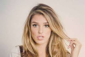 De volta ao brasil, fez sua estreia na tv em 2011. Classify Brazilian News Reporter Rafa Brites