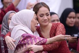 Adik kandung ashraf sinclair, adam sinclair, mengunggah sebuah foto bersama sang kakak yang telah berpulang pada selasa (18/2/2020). 12 Momen Romantis Pernikahan Penyanyi Yuna Adik Ashraf Sinclair