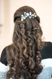 Bei der anwendung von hitze bitte ein hitzeschutzspray verwenden, damit die haare keinen schaden nehmen. Wundervolle Festtagsfrisuren Ganz Einfach Gemacht Carrera