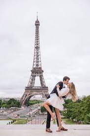 4 poses básicas de pareja que te ayudarán a que tu primera sesión de fotos sea exitosa. Las Mejores Poses Para Tu Sesion De Fotos De Compromiso Frente A La Torre Eiffel