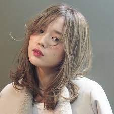 金髪にしたいけどブリーチが怖い という方も多いのではないでしょうか ブリーチについてちゃんと知れば怖くありません 憧れの金髪ヘアを手に入れてこの夏を楽しみましょう ブリーチを使えば今まで出来なかったヘアデザインが手にはいりますよ 金髪 メイク 髪