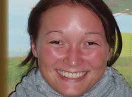 Aalborg Universitet Enacting the Between On dis/continuous intra-active  becoming of/through an Apparatus of Material Storytellin