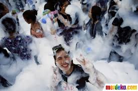 Book online with thai lion air to enjoy flights at the lowest fares to 44 destinations. Foto Keseruan Wanita Thailand Mandi Busa Di Festival Songkran Merdeka Com