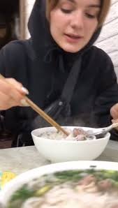 Hai gái Tây bập bẹ tiếng Việt vào quán phở dõng dạc hô “Cho hai phở tái” và  cái kết dễ thương: Chắc chắn là “nghiện” luôn rồi!