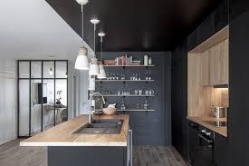 La Cuisine Noire En 26 Ambiances Chics Et Tendances Cuisine Noire Et Bois Cuisine Noire Cuisine Appartement
