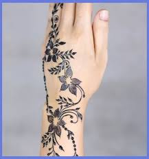 Inilah koleksi lengkap gambar henna tangan dan kaki yang simple, cantik, dan mudah dibuat untuk pemula. Terpopuler 21 Tato Henna Di Lengan Simple Ide Tato Henna